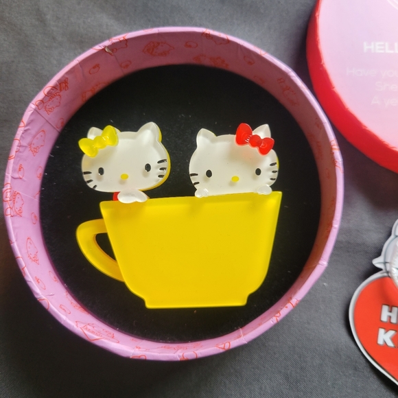 Erstwilder Hello Kitty and Mimmy Acrylic Brooch - Picture 2 of 5